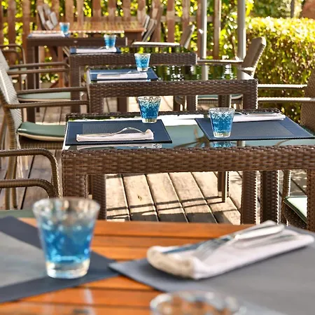 Hotell Logis Hotel-restaurant Les Voyageurs 3*